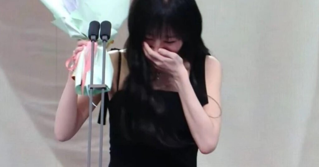 Mukbang YouTuber Tzuyang Tears Up Giving Emotional Speech At "2025 MBC Entertainment Awards"