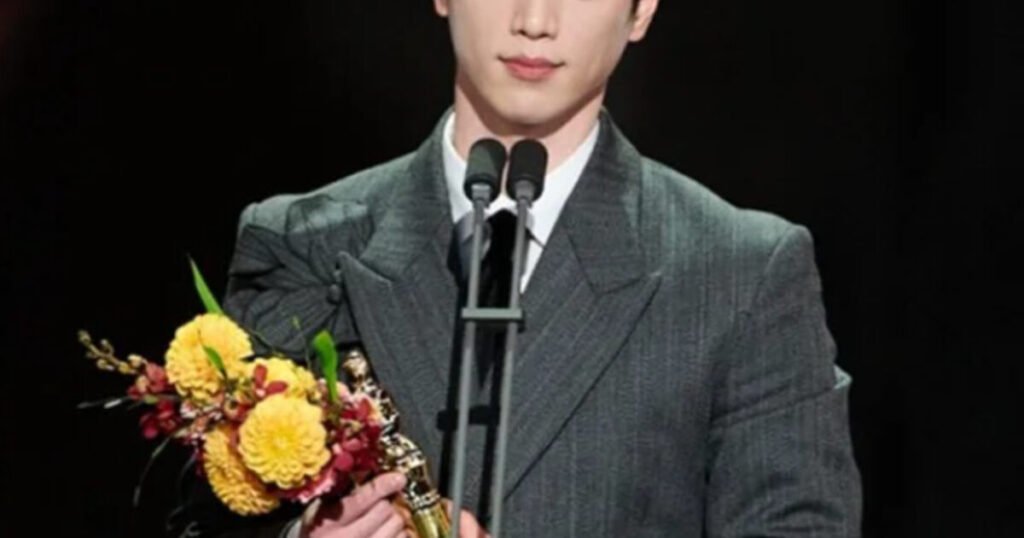 Popular Actor’s Emotional Acceptance Speech Has Netizens Agreeing He Is Irreplaceable