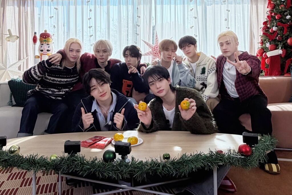 Stray Kids' "DO IT" Remains In Top 30 Of Billboard 200 + "KARMA" Becomes Their 1st Album To Chart For 18 Weeks