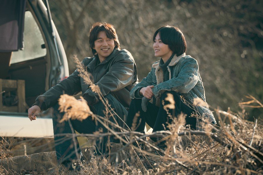 Gong Yoo And Song Hye Kyo Are Childhood Friends In “Tantara” First Look