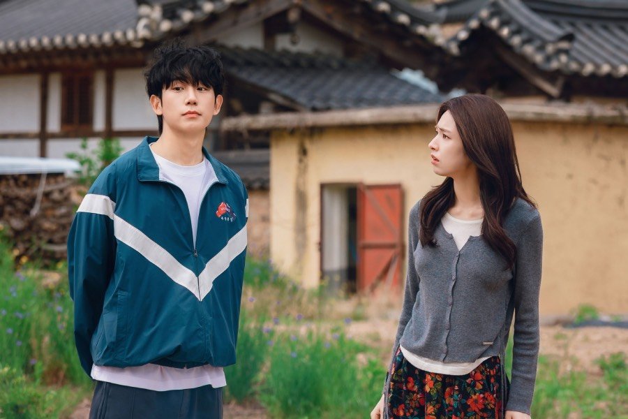 Ha Young Wakes Up With No Memories And Jung Hae In Claiming To Be Her Boyfriend In “Our Sticky Love”