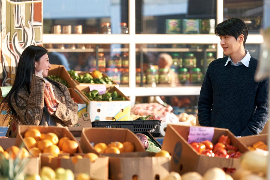 Kim Seon Ho And Go Youn Jung Grow Closer While Traveling Together For Work In “Can This Love Be Translated?”