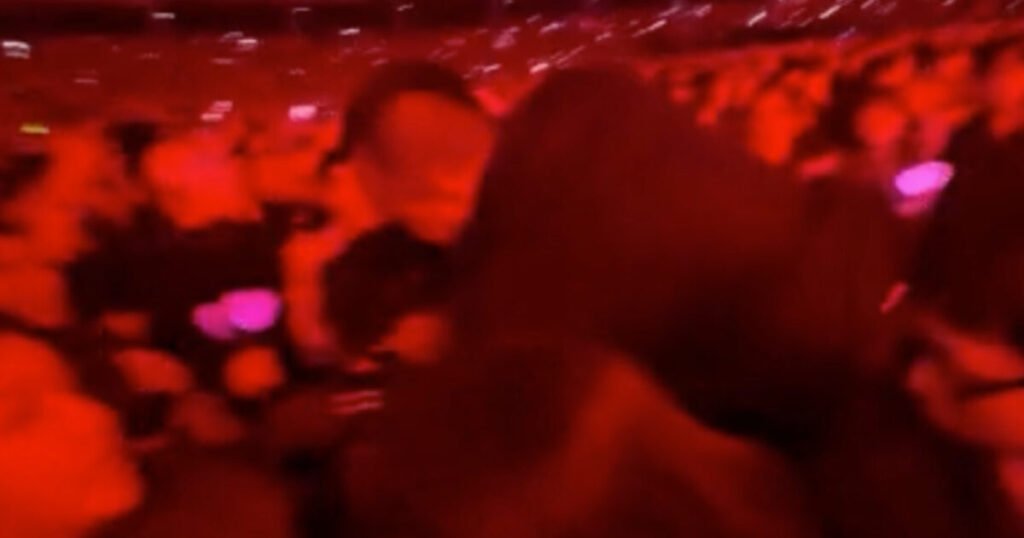 Netizens Terrified By Videos of K-Pop Fans Being Assaulted At The “40th Golden Disc Awards” Netizens Terrified By Videos of K-Pop Fans Being Assaulted At The "40th Golden Disc Awards"