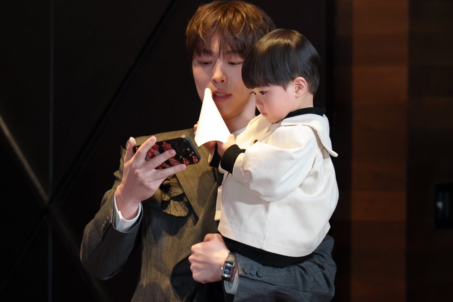 "Our Universe" Shares Adorable Photos Of Bae In Hyuk Playing With Child Actor Behind The Scenes Of Press Conference