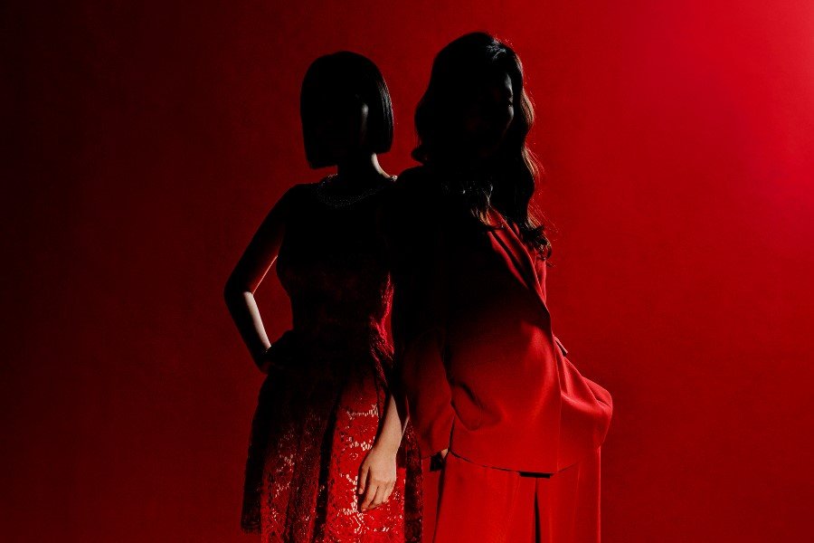 Park Jin Hee And Nam Sang Ji Conceal Their Identities In The Shadows In New Drama “Pearl In Red” Poster