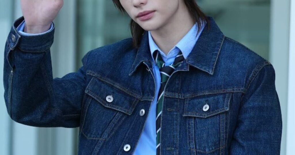 Stray Kids’ Hyunjin Shocks With His Body Proportions Stray Kids’ Hyunjin Shocks With His Body Proportions