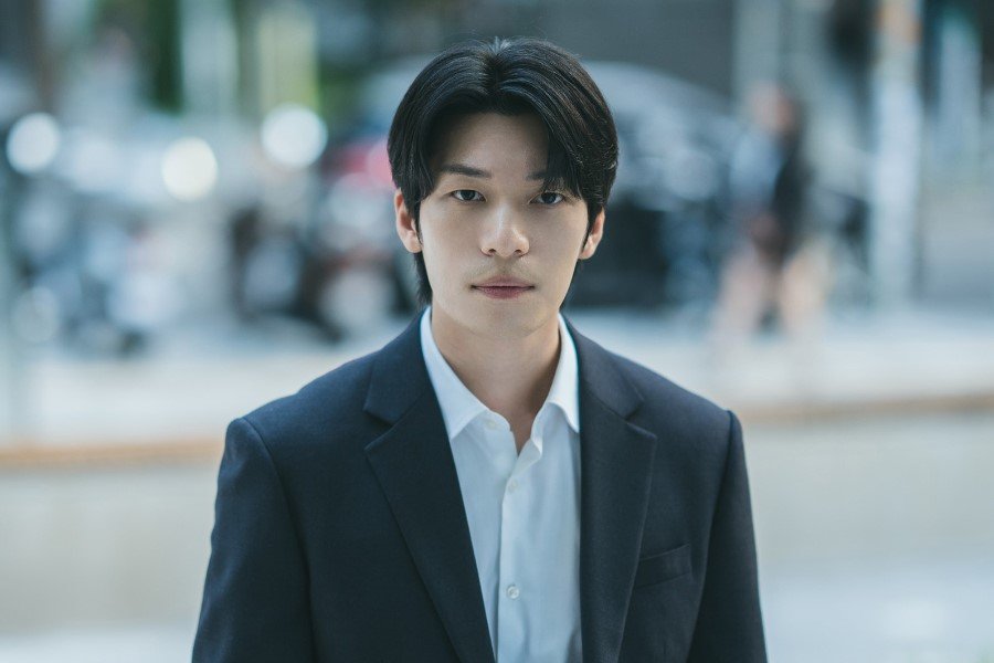 Wi Ha Joon Is An Insurance Inspector Who Pursues Park Min Young As A Suspect In New Drama “Siren’s Kiss”