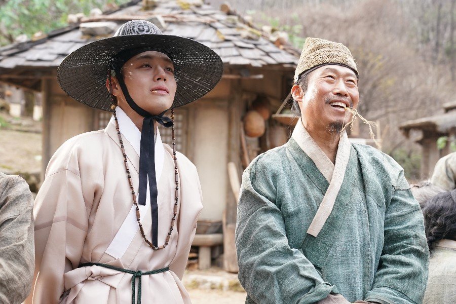 Yoo Hae Jin Unexpectedly Becomes Dethroned King Park Ji Hoon’s Supportive Ally In New Film “The King’s Warden”