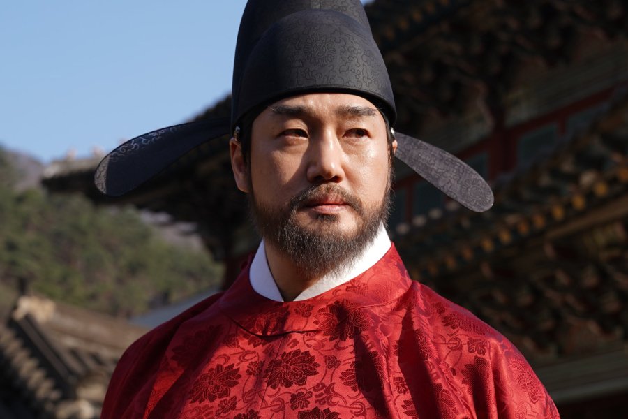 Yoo Ji Tae Is The Mastermind Behind King Park Ji Hoon’s Dethronement In “The King’s Warden” Yoo Ji Tae Is The Mastermind Behind King Park Ji Hoon’s Dethronement In “The King’s Warden”
