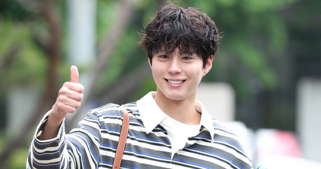 Actor Park Bo Gum’s “No-Look” Fan Service Goes Viral