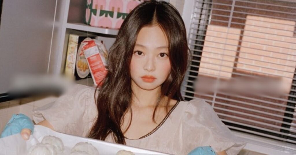 BLACKPINK’s Jennie Sparks Reactions With Unexpected Fanclub Items BLACKPINK's Jennie Sparks Reactions With Unexpected Fanclub Items