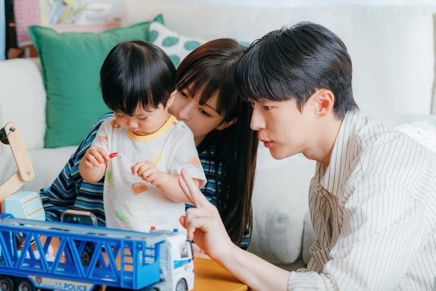 Bae In Hyuk And Roh Jeong Eui Radiate Warm Family Chemistry With Child Actor Behind The Scenes Of “Our Universe”
