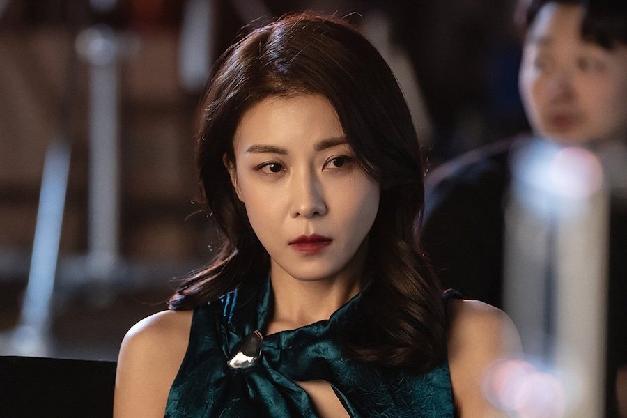 Ha Ji Won Is A Former Top Star Aiming To Claw Her Way Back To The Top In “Climax” Ha Ji Won Is A Former Top Star Aiming To Claw Her Way Back To The Top In "Climax"