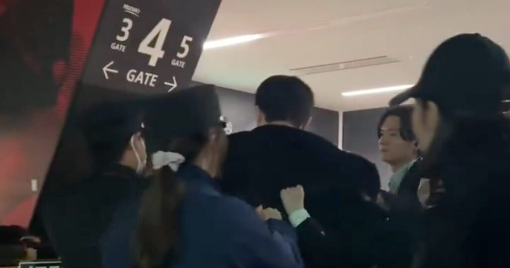 Japanese Security Allegedly Dragging Fan Out Of Venue Triggers Divided Backlash