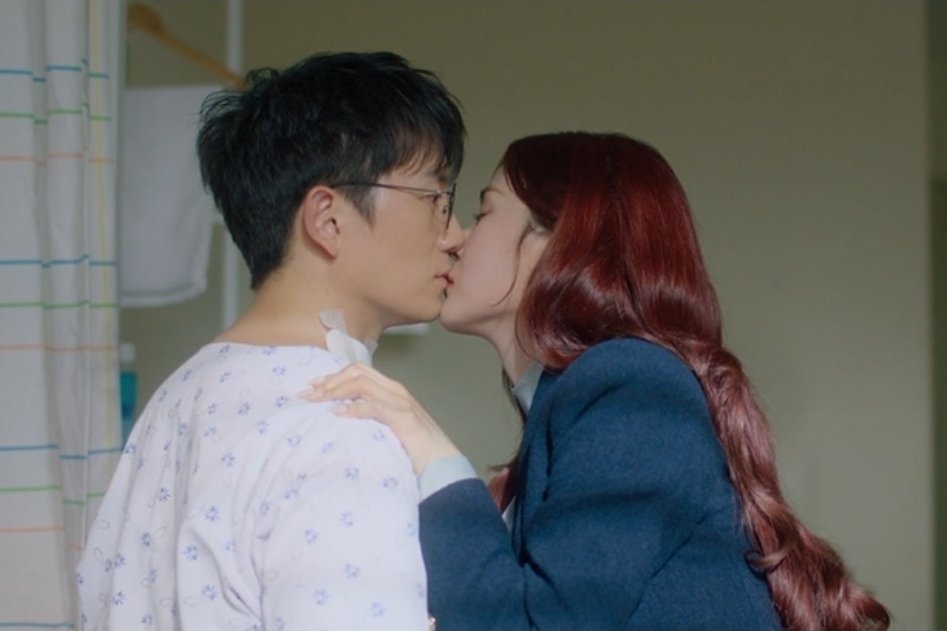 Ji Sung And Oh Se Young Share An Emotional Kiss In "The Judge Returns"