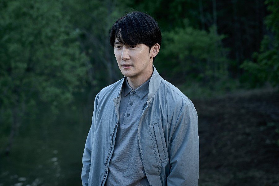 Kim Jun Han Is Kim Hye Yoon’s Team Leader Who Suddenly Shows Up After Being Out Of Contact In New Film “Whispering Water” Kim Jun Han Is Kim Hye Yoon’s Team Leader Who Suddenly Shows Up After Being Out Of Contact In New Film “Whispering Water”