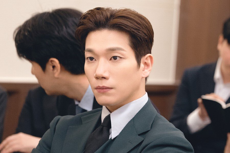 Kim Kyung Nam Transforms Into A CEO Who Will Do Anything To Protect His Law Firm In New Drama “Phantom Lawyer”