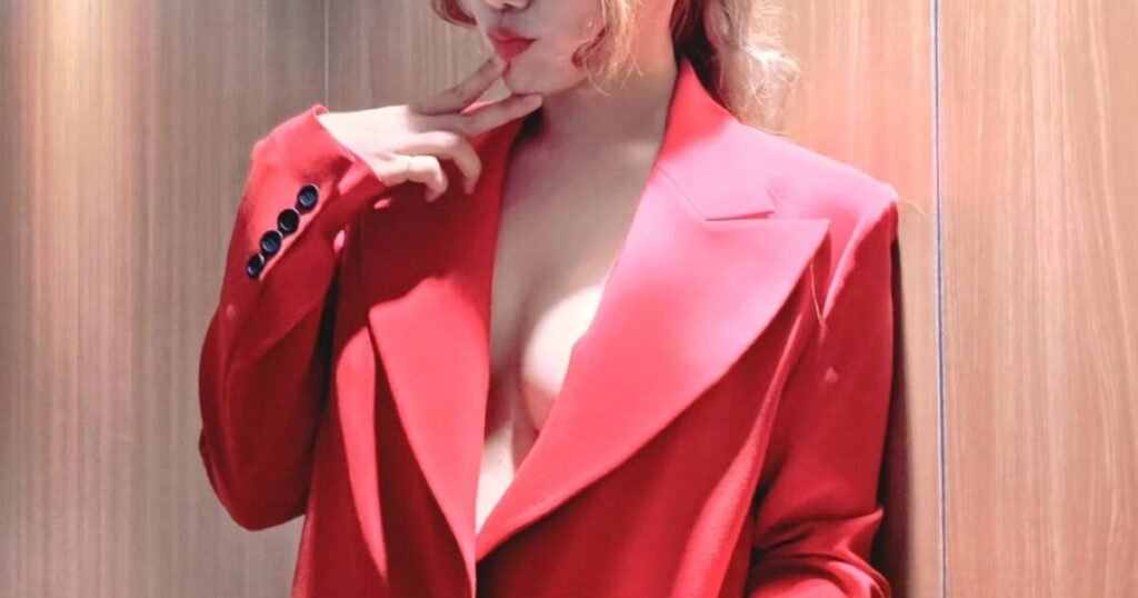 Korean Actress Pulls Off Daring Sexy Look