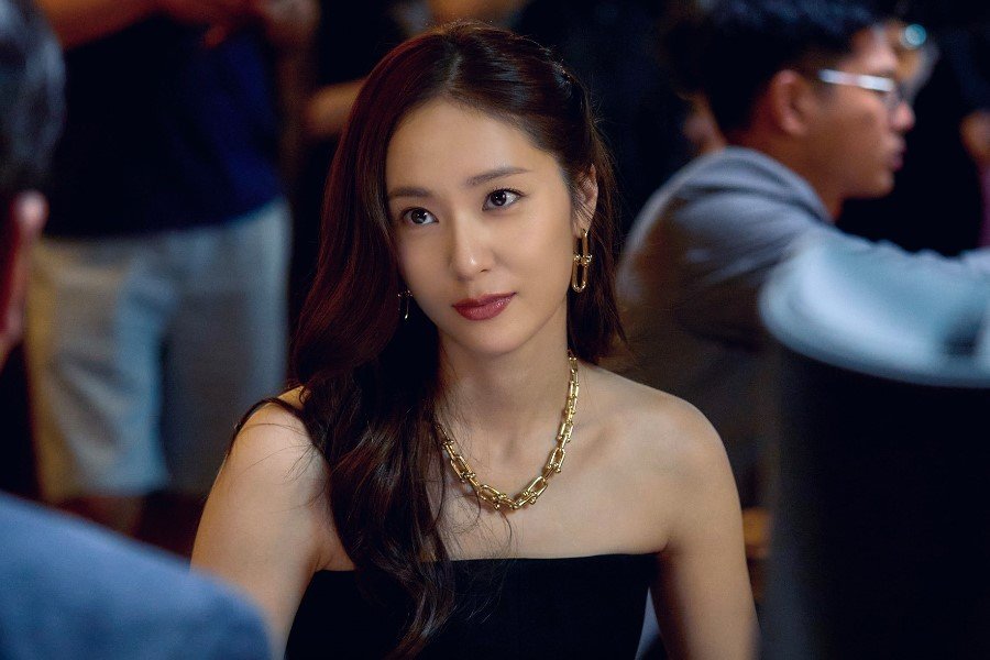Krystal Transforms Into A Daughter Of A Wealthy Family In New Drama “Mad Concrete Dreams”