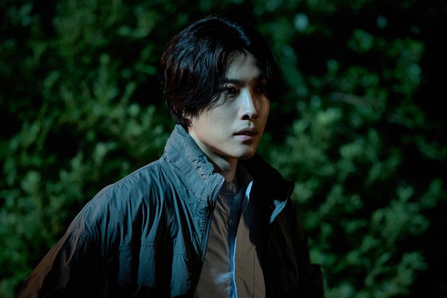 Lee Jong Won Faces Suffocating Horror While Searching For Missing Colleague Kim Hye Yoon In New Film “Whispering Water” Lee Jong Won Faces Suffocating Horror While Searching For Missing Colleague Kim Hye Yoon In New Film “Whispering Water”