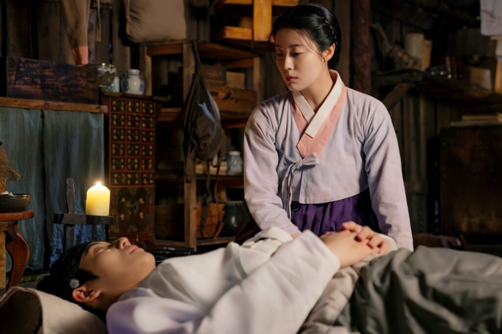 Nam Ji Hyun Takes Care Of Moon Sang Min After Life-Threatening Injury In "To My Beloved Thief"