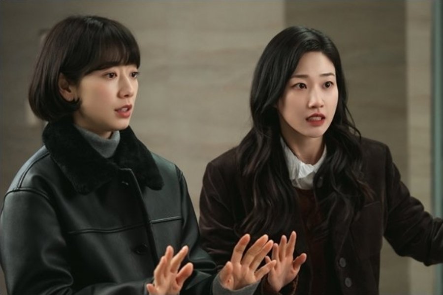 Park Shin Hye And Ha Yun Kyung Face A Serious Crisis At Their Dorm In “Undercover Miss Hong” Park Shin Hye And Ha Yun Kyung Face A Serious Crisis At Their Dorm In "Undercover Miss Hong"