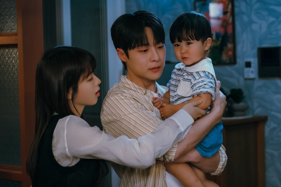 Roh Jeong Eui And Bae In Hyuk Care For Their Sick Nephew Amid Rising Tensions In “Our Universe” Roh Jeong Eui And Bae In Hyuk Care For Their Sick Nephew Amid Rising Tensions In “Our Universe”