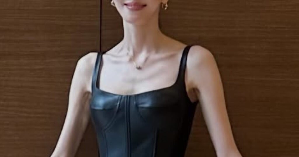 Supermodel-Turned-Actress Shows Off Bony Figure In Sexy Leather Dress