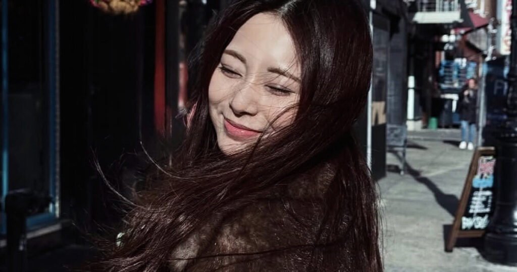 TWICE's Tzuyu Caught Using AI, Reacts To A Fan Pointing It Out