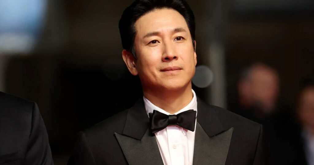 The Late Lee Sun Kyun’s Surprise Feature In “The King’s Warden” Shocks Fans The Late Lee Sun Kyun's Surprise Feature In "The King's Warden" Shocks Fans