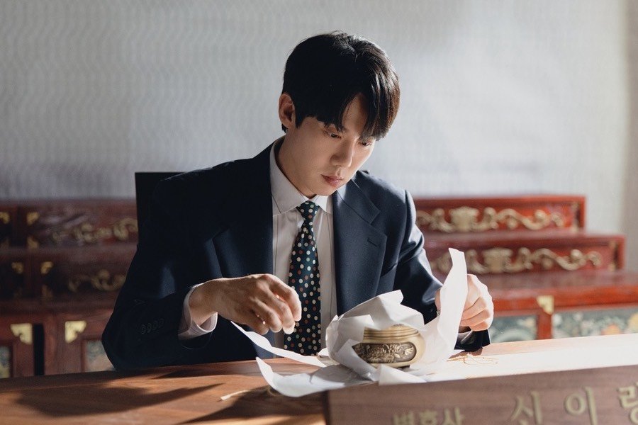 Yoo Yeon Seok Gains Ghost-Seeking Ability After Opening Law Office In Former Shaman’s House In “Phantom Lawyer”