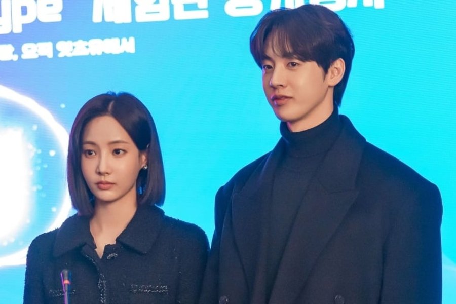 An Anxious Yeonwoo Finds Courage By Relying On Kim Hyun Jin In “Love Phobia” An Anxious Yeonwoo Finds Courage By Relying On Kim Hyun Jin In “Love Phobia”