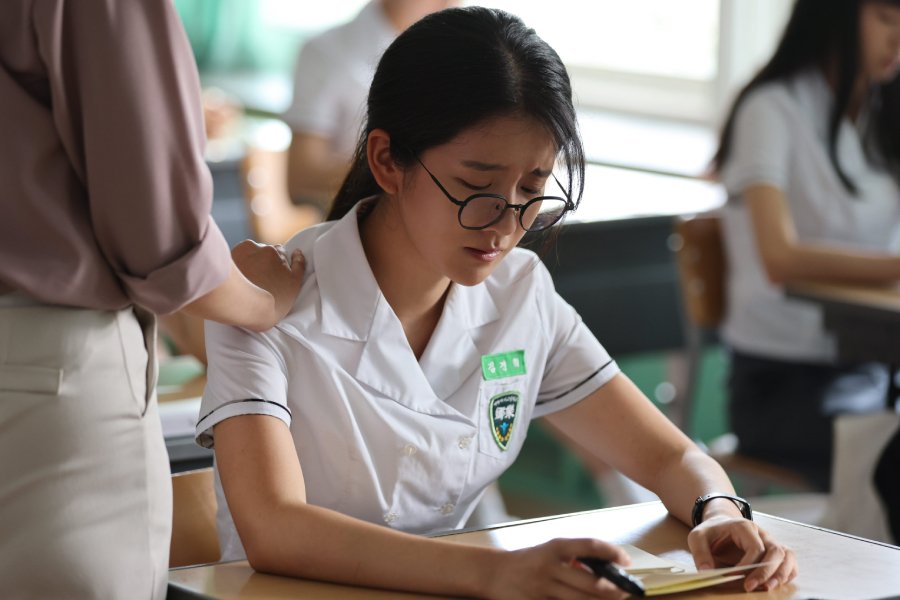 Chu So Jung (Exy) Masks Fragile Inner World Behind Perfect Model Student Image In New Film “18 Youth”