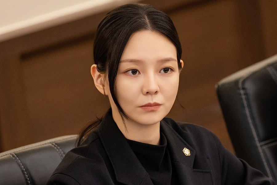 Esom Talks About Her Cold Yet Evolving Character And Chemistry With Yoo Yeon Seok In “Phantom Lawyer”
