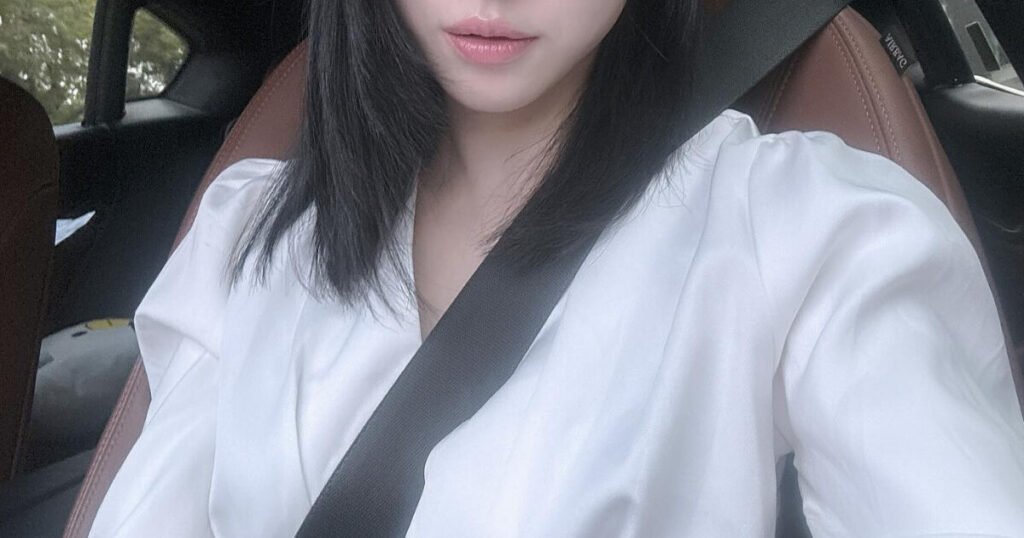 Former Idol Goes Back To Working A Job Off Stage For Money To Fix Her Face
