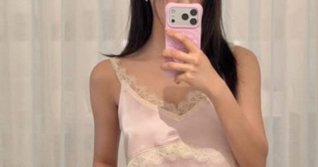 Girl Group Idol Draws Attention With Sexy Airport Fashion