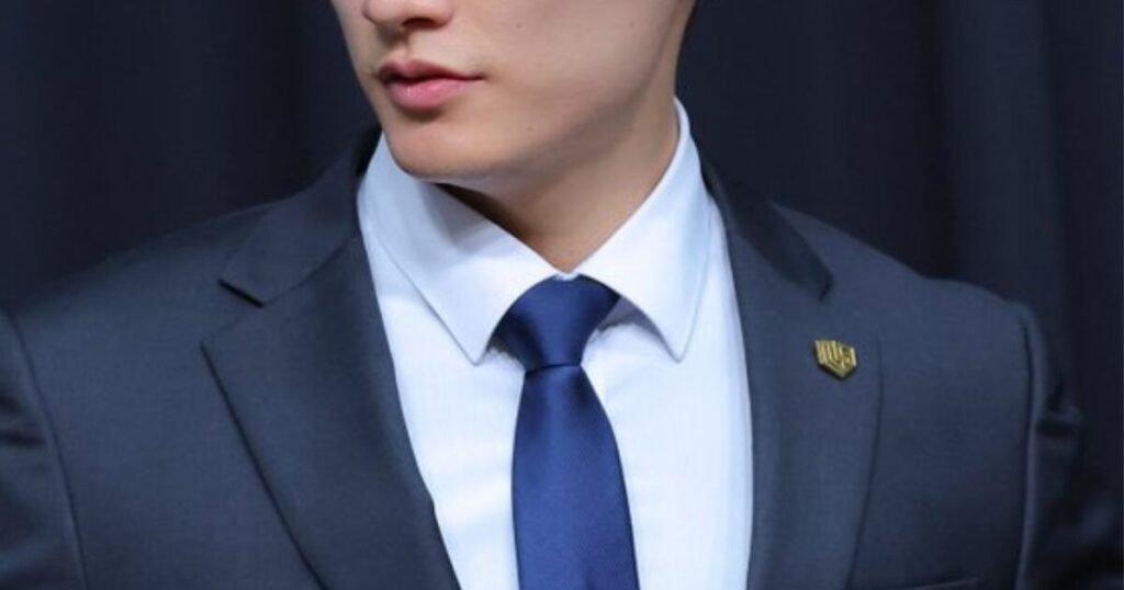 Hot Security Guard Goes Viral After Boy Group Fansite Posts His Photo For April Fools’ Hot Security Guard Goes Viral After Boy Group Fansite Posts His Photo For April Fools'