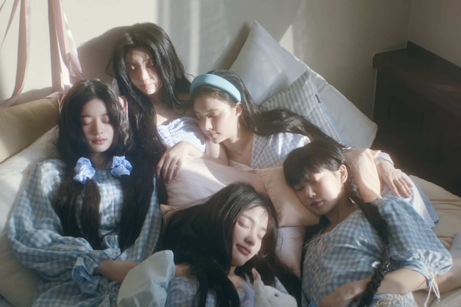 ILLIT's "Magnetic" Becomes Their 1st MV To Hit 300 Million Views