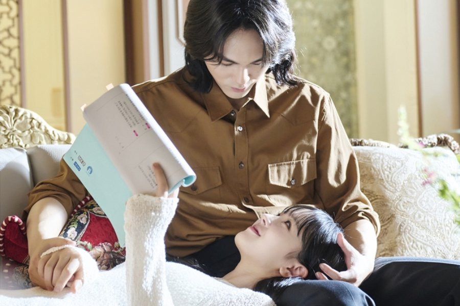 Jung E Chan Gently Holds Baek Seo Ra As She Rests On His Lap In “Doctor Shin” Jung E Chan Gently Holds Baek Seo Ra As She Rests On His Lap In “Doctor Shin”