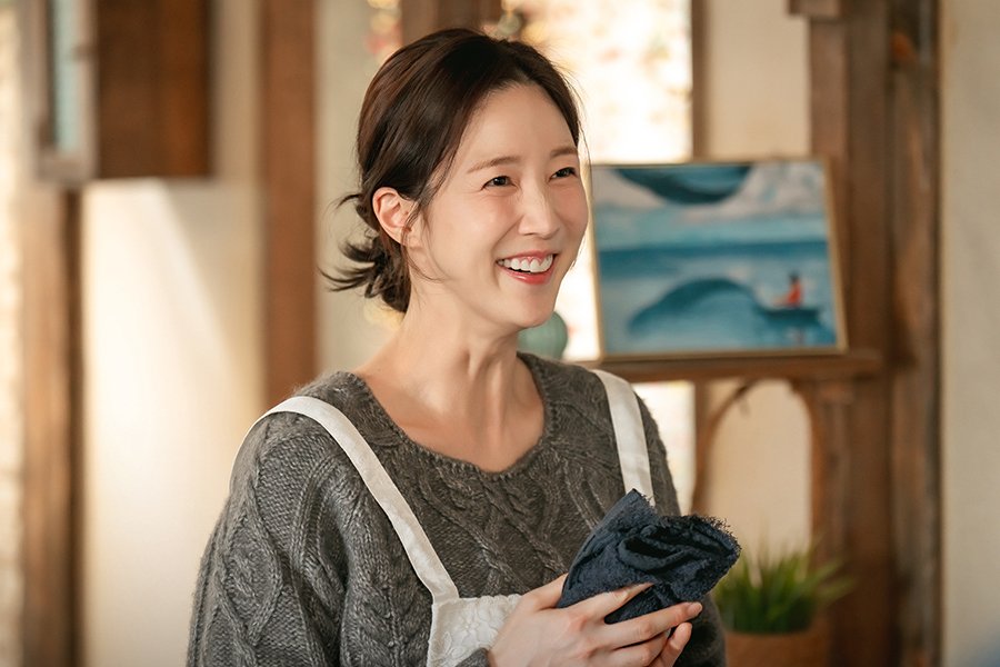 Lee Soo Kyung Talks About Her Super Mom Role And Chemistry With Park Sung Woong In “Cabbage Your Life”