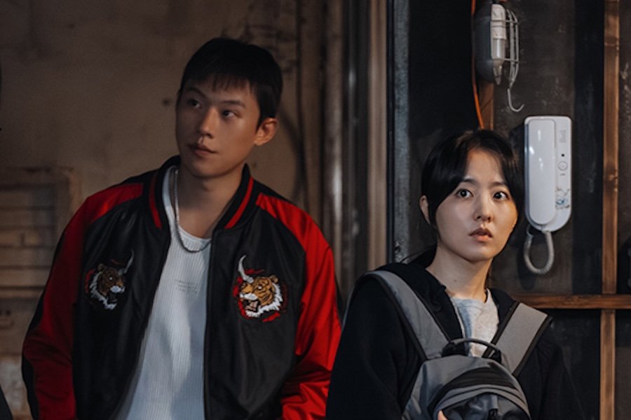 Park Bo Young And Kim Sung Cheol’s New Drama “Gold Land” Confirms Premiere Date With First Poster