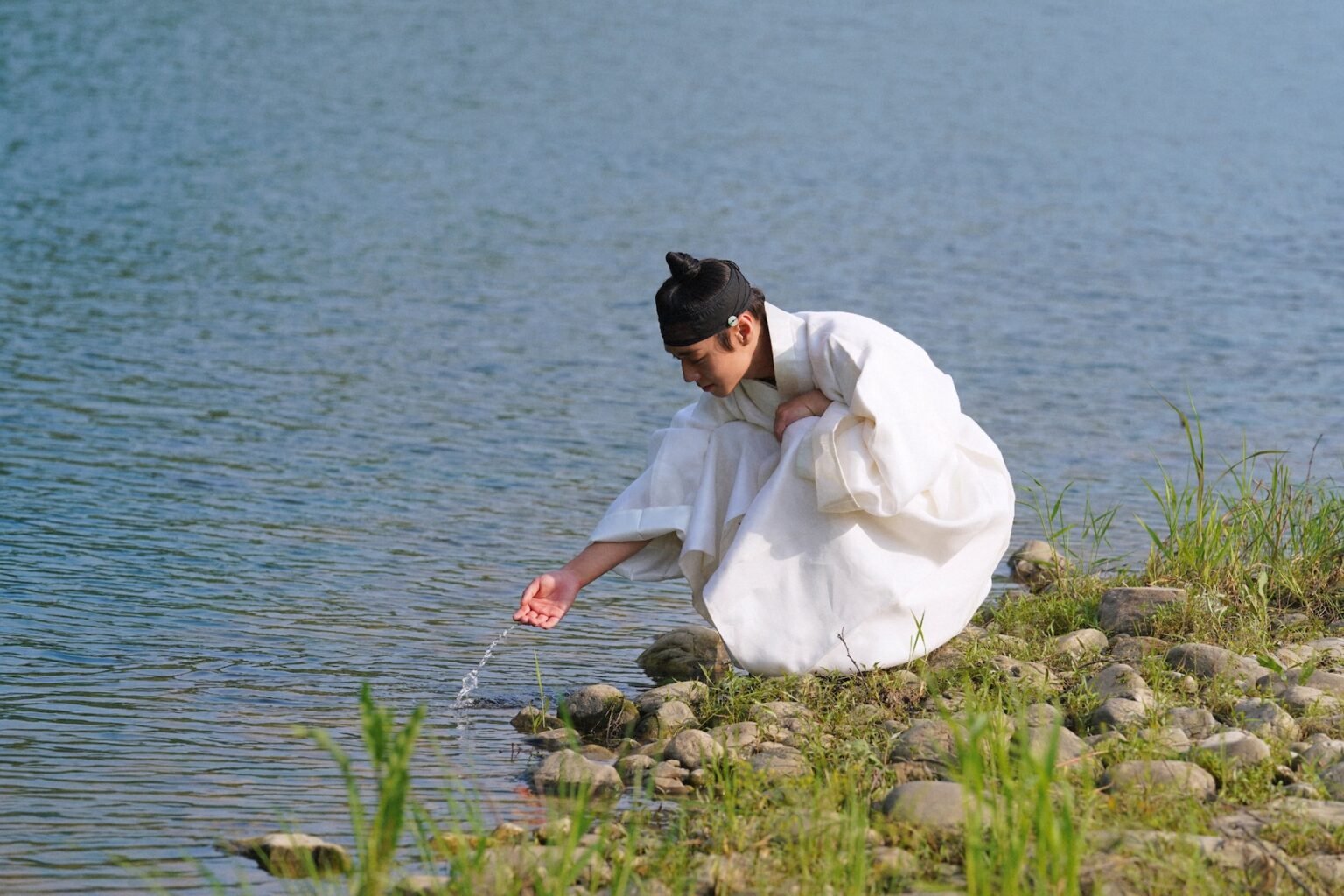 Park Ji Hoon Is A Lonely Dethroned King In Special Poster For “The King’s Warden” Celebrating 9 Million Moviegoers Park Ji Hoon Is A Lonely Dethroned King In Special Poster For "The King's Warden" Celebrating 9 Million Moviegoers