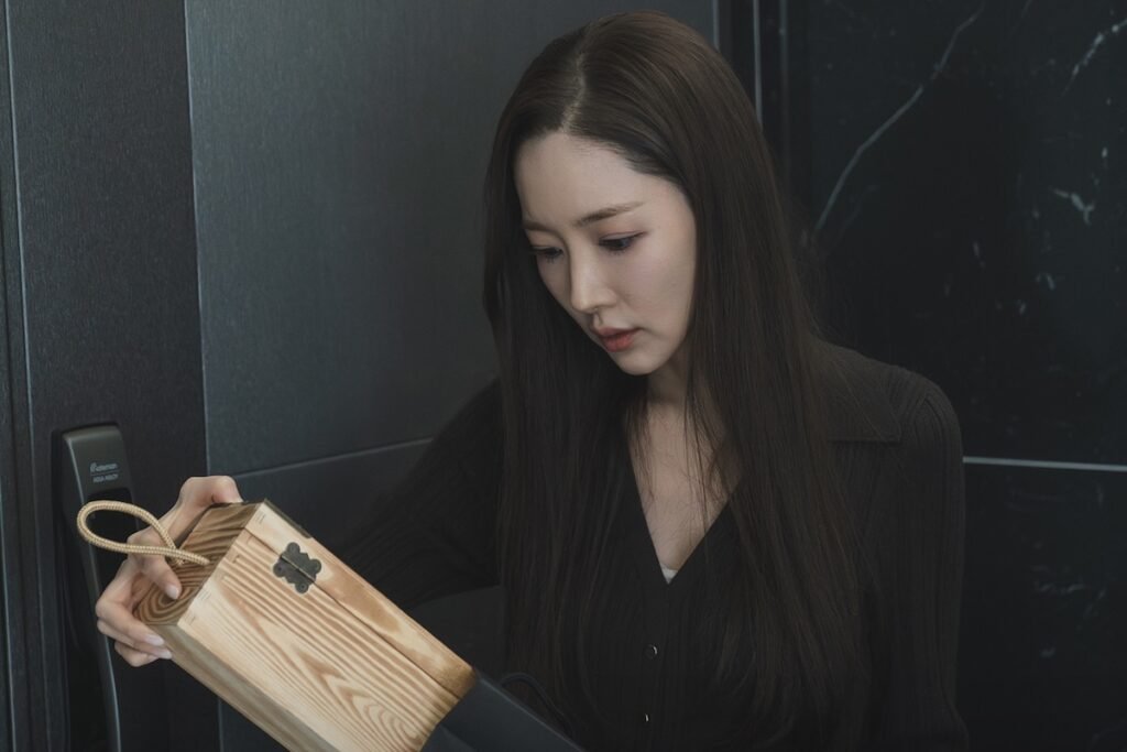 Park Min Young Receives A Gift From Her Late Fiancé In "Siren's Kiss"