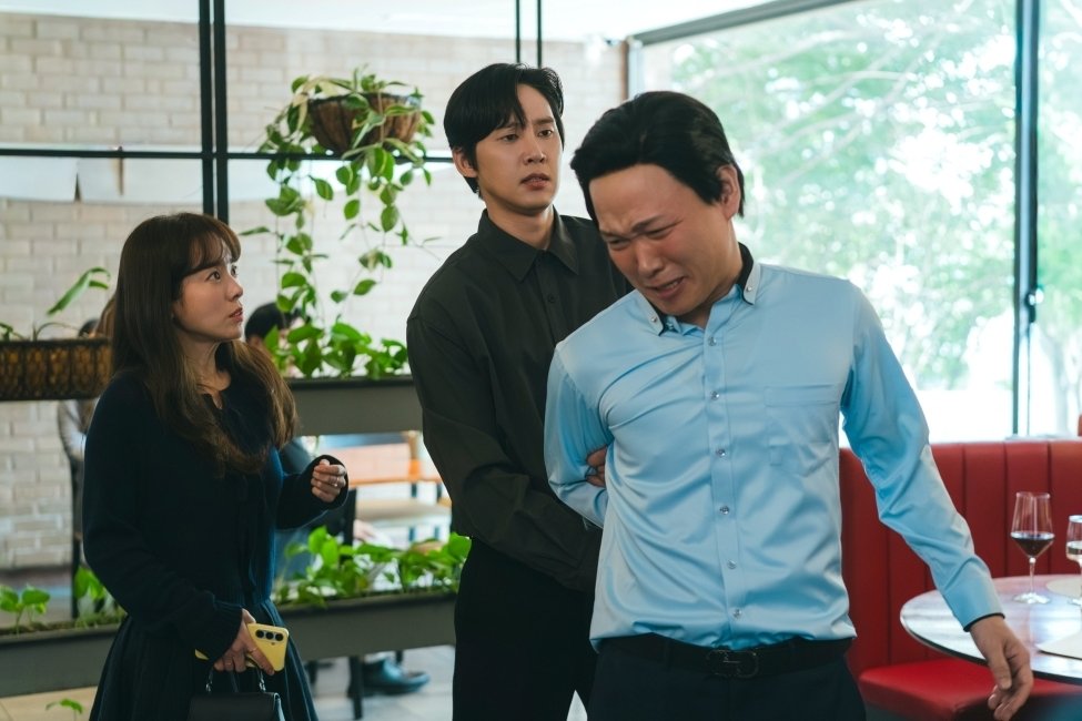 Park Sung Hoon Crashes Han Ji Min’s Blind Date In “The Practical Guide To Love” Park Sung Hoon Crashes Han Ji Min's Blind Date In "The Practical Guide To Love"