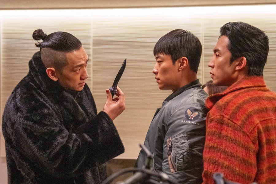 Rain Pushes Woo Do Hwan And Lee Sang Yi To The Brink With A Dangerous Offer In “Bloodhounds 2” Rain Pushes Woo Do Hwan And Lee Sang Yi To The Brink With A Dangerous Offer In “Bloodhounds 2”