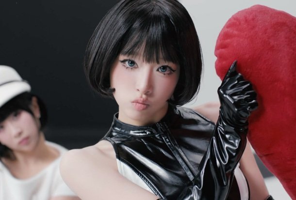 Song Review: Yena – Catch Catch