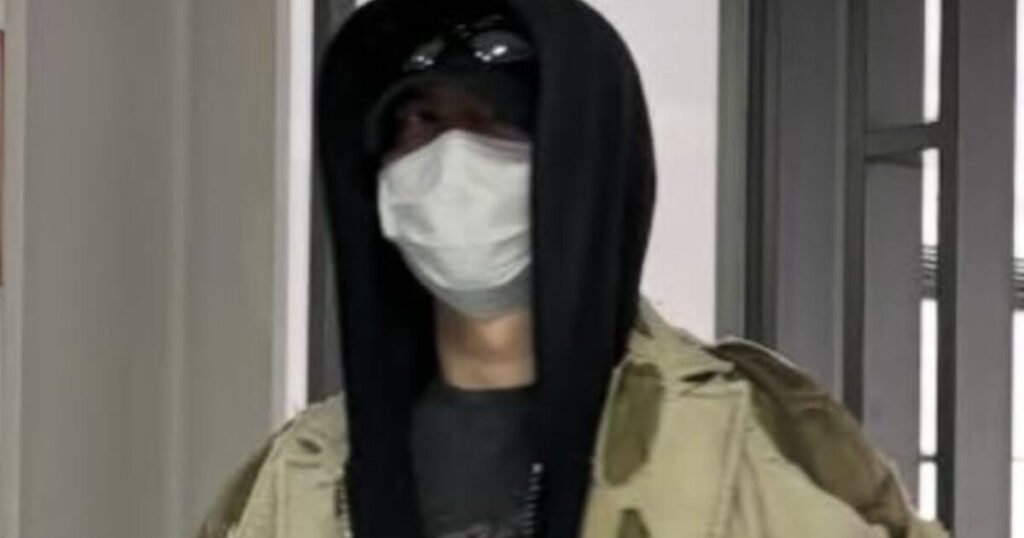 Stylish Actor Gets Mocked For His “Beggar” Outfit… Only To Leave Viewers Speechless With Shocking Price Reveal Stylish Actor Gets Mocked For His "Beggar" Outfit... Only To Leave Viewers Speechless With Shocking Price Reveal