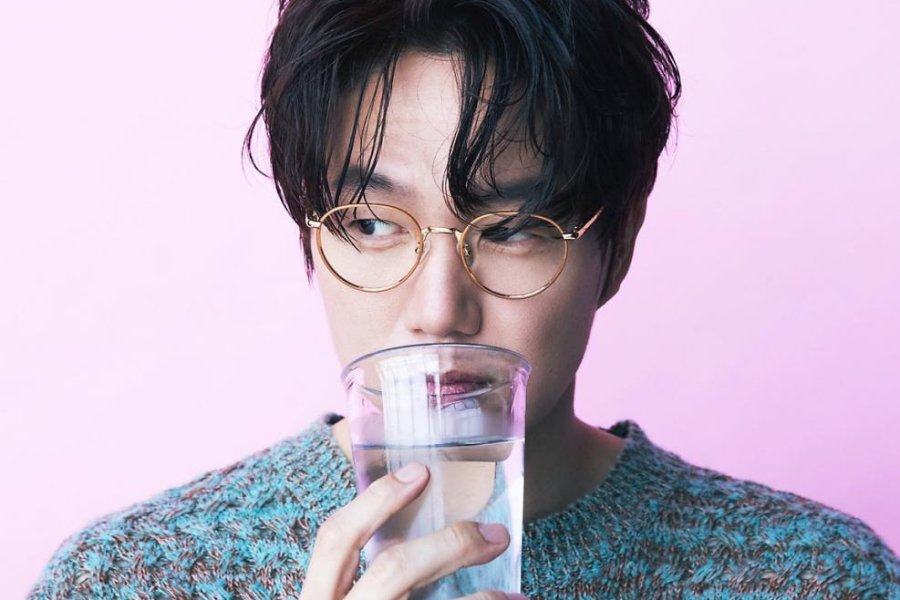 Sung Si Kyung Confirmed As New Host Of “The Seasons” Sung Si Kyung Confirmed As New Host Of "The Seasons"