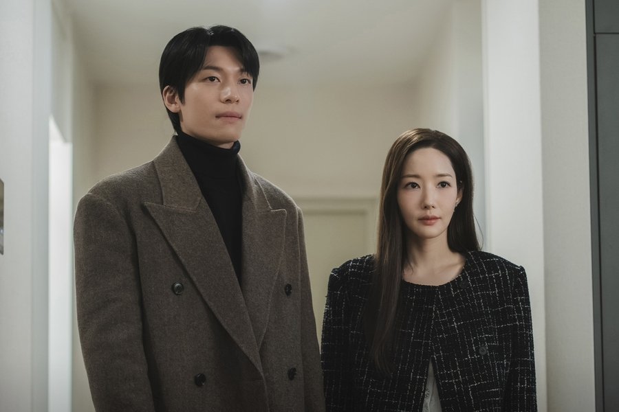 Wi Ha Joon And Park Min Young Sneak Into Kim Geum Soon’s Secret Vault In “Siren's Kiss”