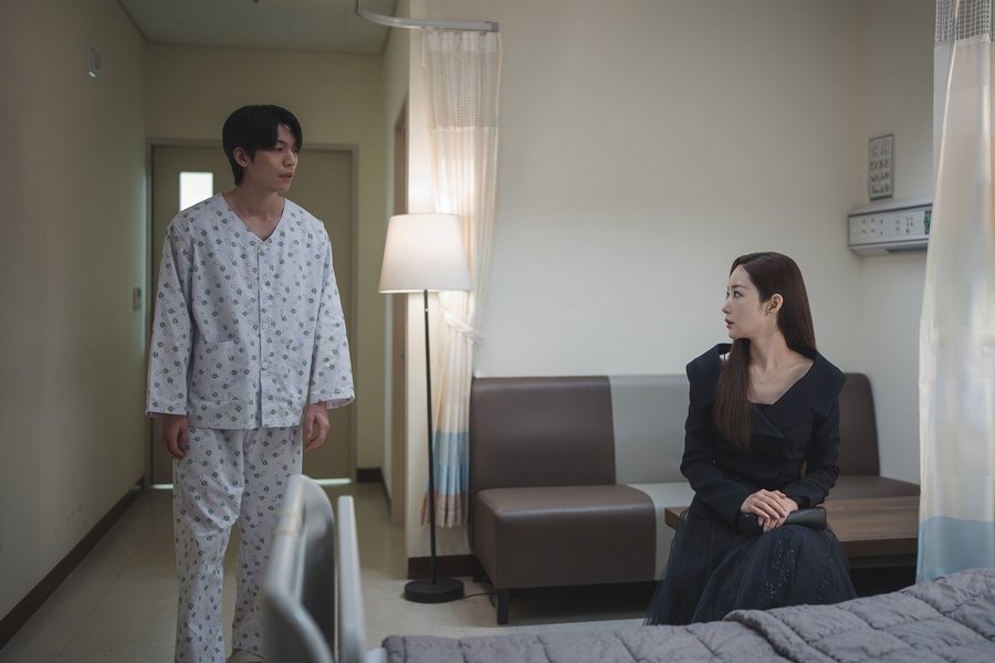 Wi Ha Joon Becomes Suspicious Of Park Min Young Following A Car Accident In “Siren’s Kiss” Wi Ha Joon Becomes Suspicious Of Park Min Young Following A Car Accident In “Siren’s Kiss”